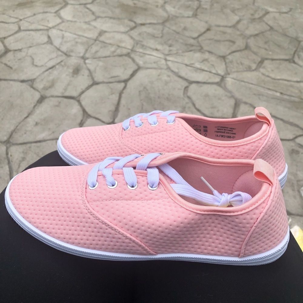 Pink perforated cloth sneakers Size 8